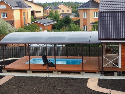 Открытый композитный бассейн с арочным навесом на деревянной террасе